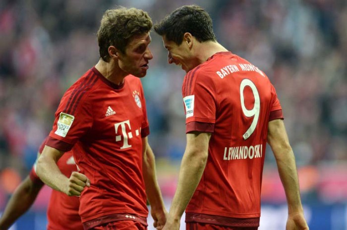 Robert Lewandowski und Thomas Müller erzielen jeweils 2 Tore gegen Dortmund beim heutigen Kklassiker am 4.Oktober 2015. AFP PHOTO / CHRISTOF STACHE