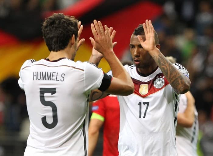 Mats Hummels und Jerome Boateng im DFB Trikot 2015. AFP PHOTO / DANIEL ROLAND