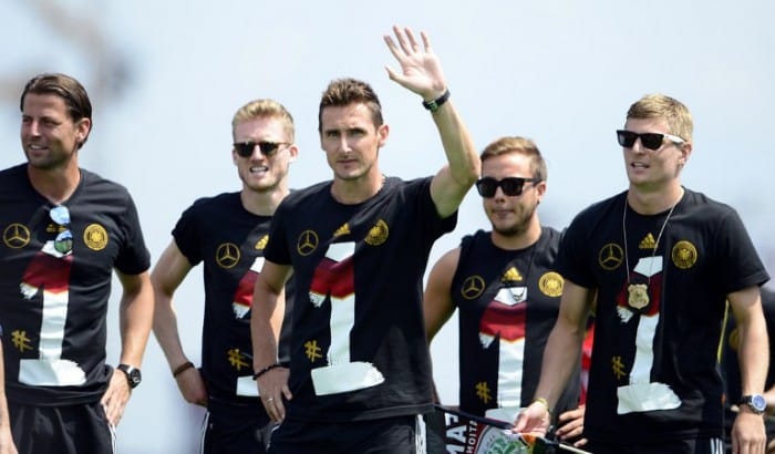 Die deutschen Weltmeister 2014 in Sieger-T-Shirts. AFP PHOTO / ROBERT MICHAEL