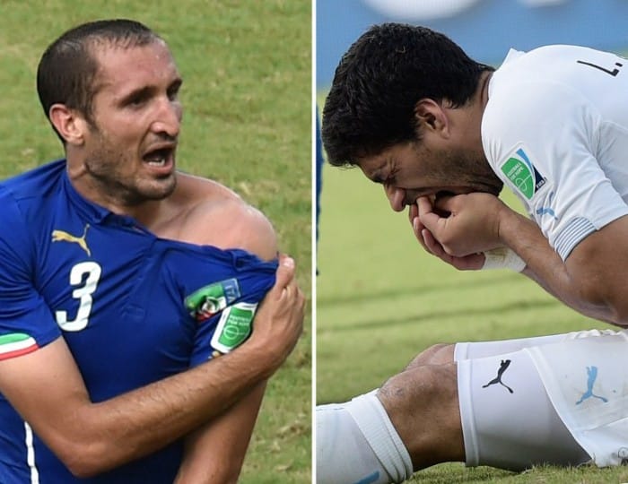 Italiens Giorgio Chiellini (L) und Luis Suarez (R) nach der Beissattacke bei der WM 2014. AFP PHOTO/ YASUYOSHI CHIBA / DANIEL GARCIA