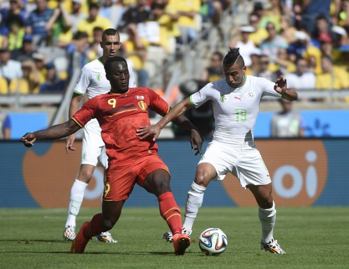 Der Belgier Romelu Lukaku (L) und Algeriens Saphir Taider beim Gruppe H bei der WM 2014 am 17.June 2014. AFP PHOTO / MARTIN BUREAU