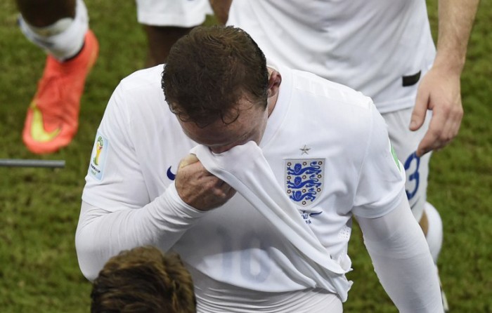 England's Stürmer Wayne Rooney enttäuscht, nachdem England bei der WM 2014 schon in der Vorrunde ausscheidet. AFP PHOTO / ODD ANDERSEN / AFP / ODD ANDERSEN