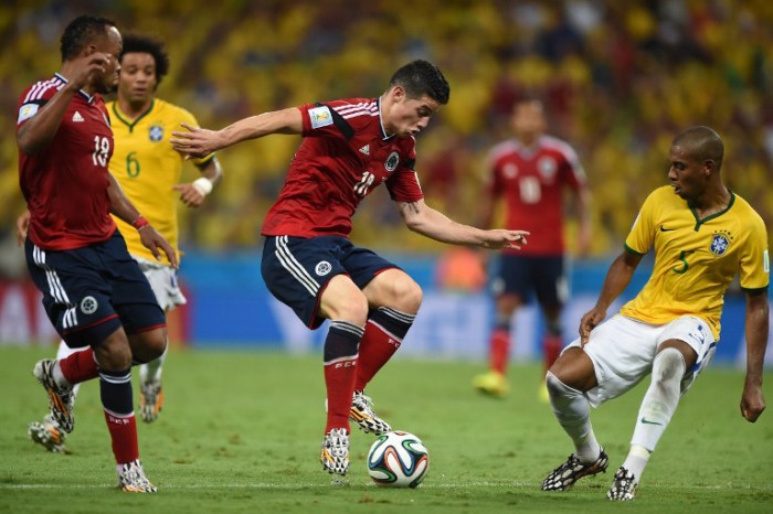 Kolumbiens James Rodriguez (C) mit dem Brasilianer Fernandinho beim WM 2014 Viertelfinale im Castelao Stadium in Fortaleza dam 4.Juli 2014. AFP PHOTO / EITAN ABRAMOVICH