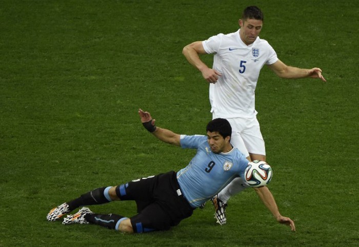 Uruguay's Luis Suarez (L) mit dem Engländer Gary Cahill (R) bei der WM 2014 am 19 Juni 2014. AFP PHOTO / JUAN BARRETO