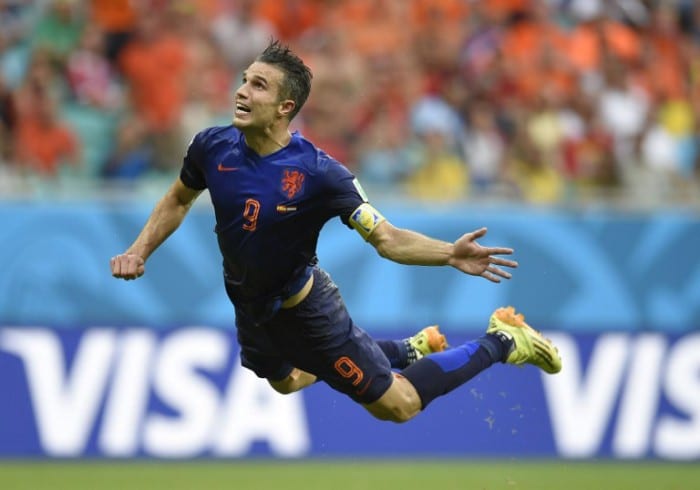 Hollands Stürmer Robin van Persie erzielt das 1:0 beim Gruppe B WM 2014 Auftaktspiel gegen Spanien in der Fonte Nova Arena in Salvador am 13.Juni 2014. AFP PHOTO / LLUIS GENE