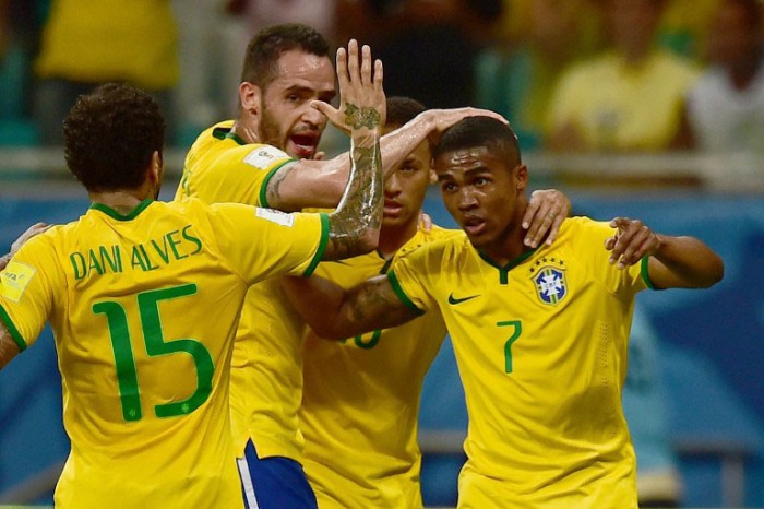 Brasilien feiert das Tor von Douglas Costa (R) gegen Peru beim Qualifikationspiel innerhalb der FIFA World Cup South American Qualifiers am 17.November 2015. AFP PHOTO / CHRISTOPHE SIMON / AFP / CHRISTOPHE SIMON