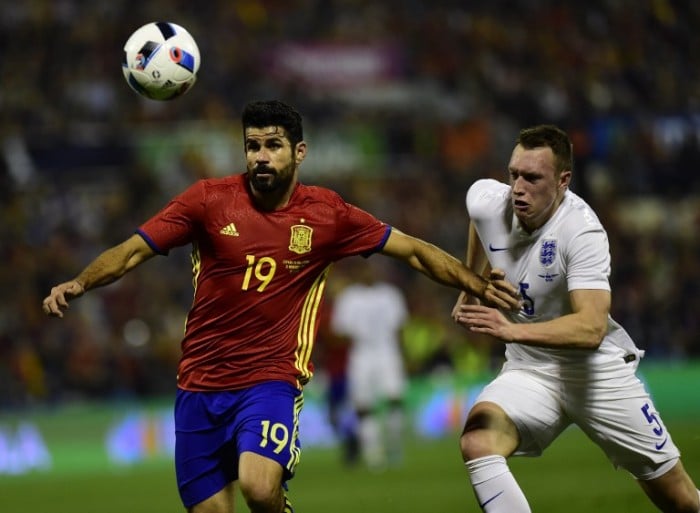 Spaniens StürmerDiego Costa (L) gegen England's Phil Jones am 13.November 2015. AFP PHOTO/ PIERRE-PHILIPPE MARCOU / AFP / PIERRE-PHILIPPE MARCOU