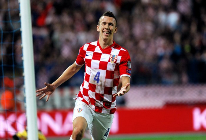 Ivan Perisic (L) feiert sein Tor im Heimtrikot am 14.Oktober 2014. AFP PHOTO/STRINGER