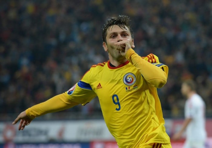 Romaniens Stürmer Raul Rusescu feiert sein Tor beim Euro 2016 Gruppe F qualifying football gegen Ungarn in Bucharest am 11.Oktober 2014. AFP PHOTO / DANIEL MIHAILESCU