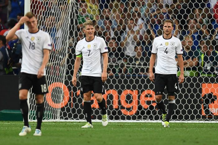 Toni Kroos, Bastian Schweinsteiger und Benedikt Höwedes verlieren gegen Frankreich im Stade Velodrome in Marseille am 7.Juli 2016. AFP PHOTO / PATRIK STOLLARZ