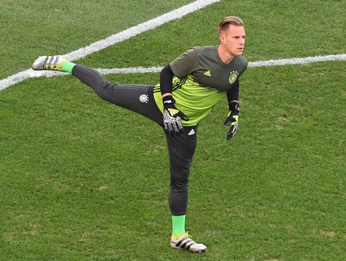 Bernd Leno beim Aufwärmen vor dem EM-Halbfinale gegen Frankreich im Stade Velodrome in Marseille am 7.Juli 2016. / AFP PHOTO / PASCAL GUYOT