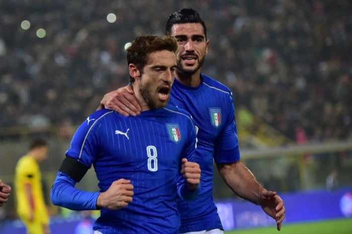 Italiens Claudio Marchisio (L) und Graziano Pelle (R) im neuen Italien EM 2016 Trikot gegen Rumänien am 17.November 2015 at Renato Dall'Ara Stadium in Bologna. AFP PHOTO / GIUSEPPE CACACE / AFP / GIUSEPPE CACACE