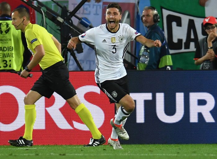 Abwehrspieler Jonas Hector trifft als letzter Schütze beim Elfmeterschießen gegen Italien im EM-Halbfinale am 2.Juli 2016. / AFP PHOTO / PATRIK STOLLARZ