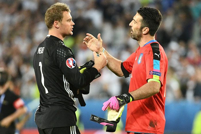 Italiens Torwart Buffon (R) gratuliert Manuel Neuer nach dem Viertelfinale der EM 2016. AFP PHOTO / VINCENZO PINTO