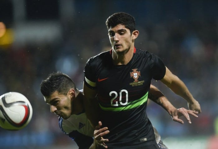 Portugal's Goncalo Guedes (R) am 17.November 2015 in Luxembourg im neuen Auswärtstrikot von Portugal 2016. AFP PHOTO / JOHN THYS / AFP / JOHN THYS