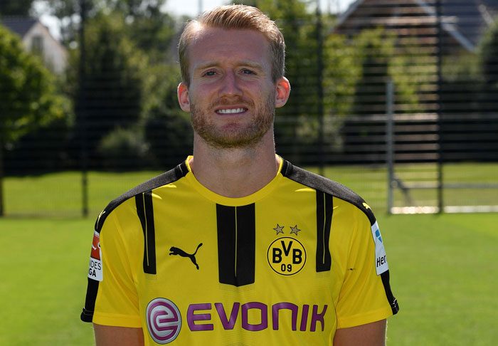 Andre Schürrle im neuen BVB Trikot 2016/2017 / AFP PHOTO / PATRIK STOLLARZ