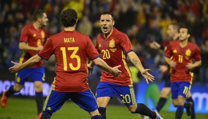 Spaniens Nationalspieler Santi Cazorla (R) freut sich im neuen Spanien Heimtrikot 2016 am 13.November 2015. AFP PHOTO/ JOSE JORDAN / AFP / JOSE JORDAN