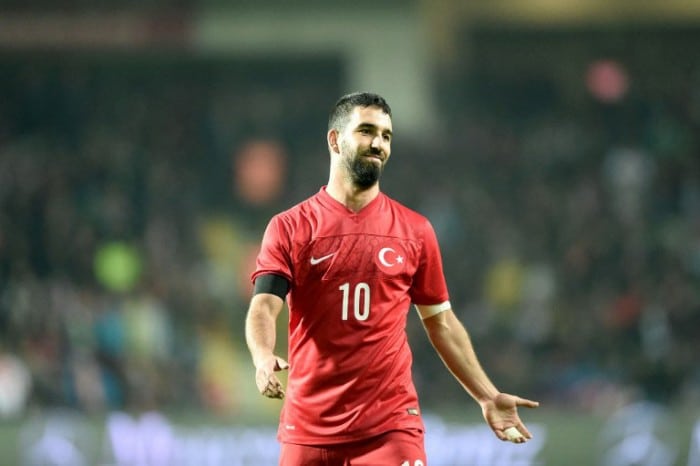 Türkei's Arda Turan im neuen roten Heimtrikot der Türkei am 17.November 2015 in Istanbul. AFP PHOTO/OZAN KOSE / AFP / OZAN KOSE