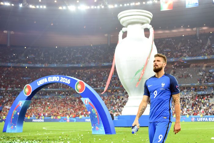 Frankreichs Olivier Giroud enttäuscht nach dem verlorenen EM-Finale gegen Portugal im Stade de France in Saint-Denis, am 10. Juli 2016. / AFP PHOTO / PATRIK STOLLARZ