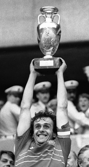 Michel Platini beim Gewinn der Europameisterschaft 1984 im eigenen Land (Foto AFP)