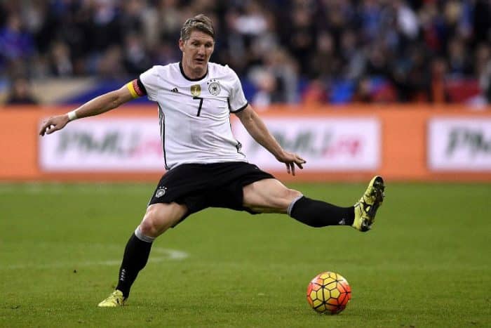 Begehrtes Matchworn: Bastian Schweinsteiger beim Testspiel gegen Frankreich am 15.11.2015 in Paris. AFP PHOTO / FRANCK FIFE