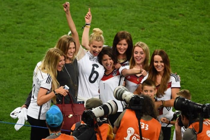 Spielerfrauen feiern den WM-Titel 2014 im Maracana Stadium in Rio de Janeiro am 13.Juli 2014. AFP PHOTO / CHRISTOPHE SIMON