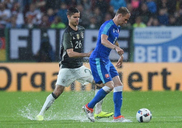 Der Slowake Ondrej Duda (R) gegen Julian Weigl (L) beim Freundschaftsspiel in Augsburg am 29.Mai 2016. / AFP PHOTO / CHRISTOF STACHE