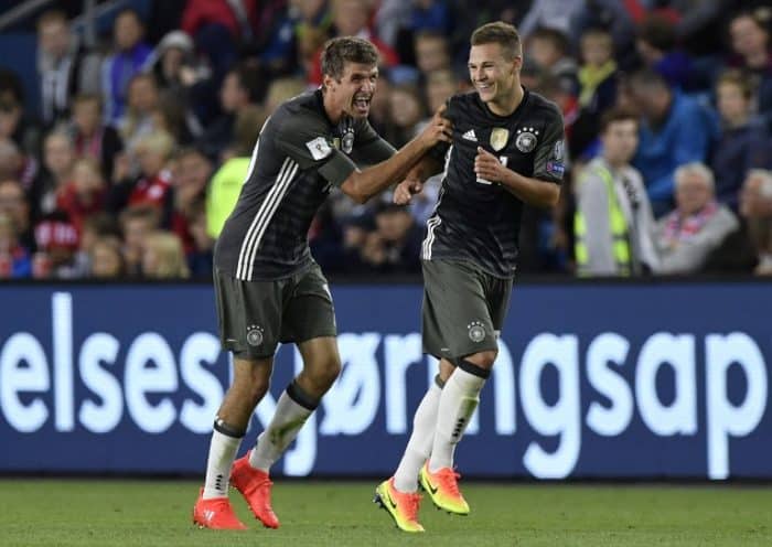 Thomas Müller und Joshua Kimmich feieren das 2:0 gegen Norwegen am 4.September 2015. / AFP PHOTO / John MACDOUGALL