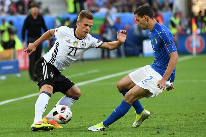 Joshua Kimmich gegen den Italiener Mattia De Sciglio beim Viertelfinalspiel gegen Italien bei der EM 2016 am 2.Juli 2016. / AFP PHOTO / VINCENZO PINTO