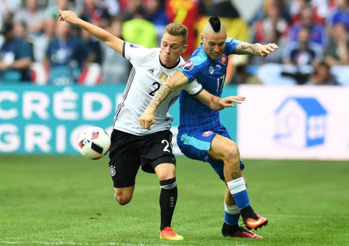 Der Slowake Marek Hamsik (R) gegen Joshua Kimmich beim EM-Achtelfinale am 26.Juni 2016. / AFP PHOTO / PATRIK STOLLARZ