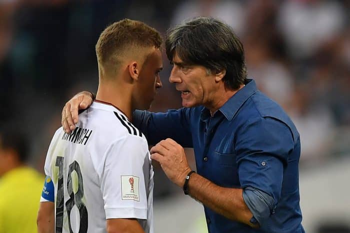 Bundestrainer Joachim Löw (R) spricht mit Joshua Kimmich beim FIFA Confederations Cup 2017 am 25.Juni 2017. / AFP PHOTO / Yuri CORTEZ