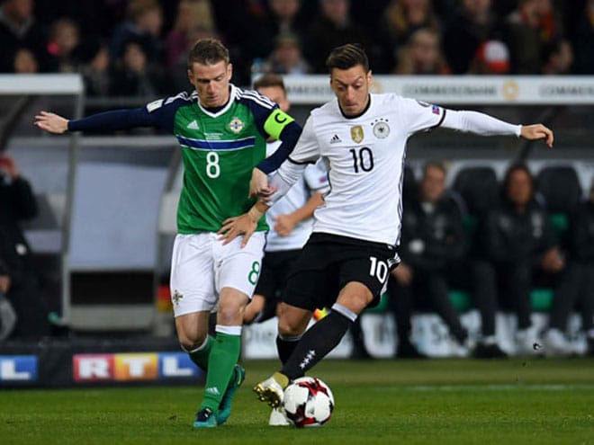 Mesut Özil und Kyle Lafferty (Foto AFP)