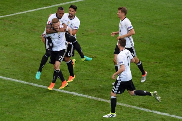 Shkodran Mustafi trifft zum 1:0 gegen die Ukraine im Stade Pierre Mauroy in Lille am 12.Juni 2016. / AFP PHOTO / Denis CHARLET