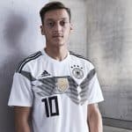 Mesut Özil im neuen DFB Deutschland Trikot 2018 zur Fußball WM 2018 in Russland (Copyright adidas Presse)