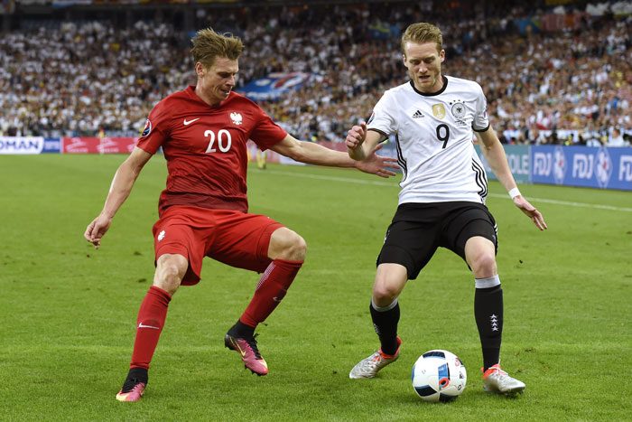 Polens Lukasz Piszczek (L) gegen André Schürrle beim EM-Vorrundenspiel im Stade de France stadium in Saint-Denis bei Paris am 16.Juni 2016. / AFP PHOTO / MIGUEL MEDINA