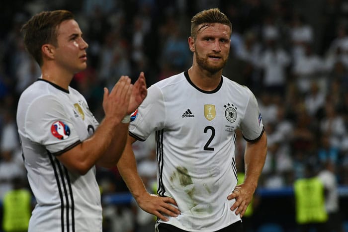 Shkodran Mustafi (rechts) nach dem EM-Halbfinale gegen Frankreich am 7.Juli 2016. / AFP PHOTO / ANNE-CHRISTINE POUJOULAT