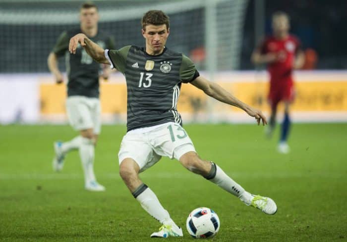 Deutschlands Stürmer Thomas Müller am Ball beim Spiel Detuschand gegen England in Berlin am 26.März.2016. / AFP / ODD ANDERSEN / AFP / ODD ANDERSEN