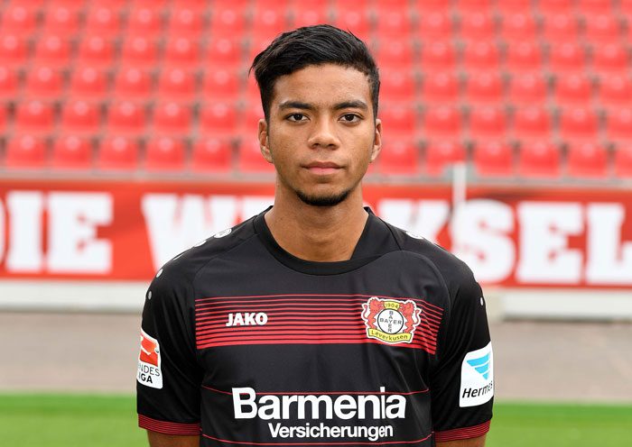 Benjamin Henrichs im Leverkusen Trikot im Sommer 2016. / AFP PHOTO / PATRIK STOLLARZ