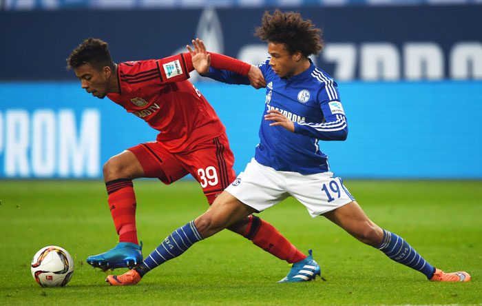 Leverkusen's Benjamin Henrichs und noch-Schalke Spieler Leroy Sane am 23.April 2016 in der Bundesliga. / AFP PHOTO / PATRIK STOLLARZ