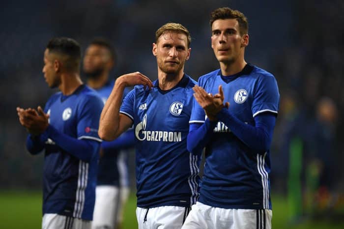 Benedikt Hoewedes (links) und Leon Goretzka (R): hier noch im Schalke Trikot. Während Höwedes schon längst Richtung Juventus Turin verschwunden ist, wird Leon Goretzka ablösefrei die nächste Saison im Bayern-Trikot spielen. / AFP PHOTO / PATRIK STOLLARZ
