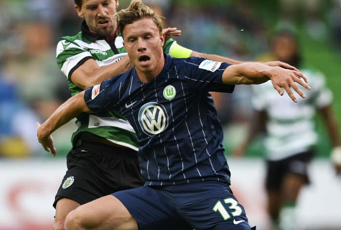 Sporting Lissabons Adrien Silva (L) gegen Wolfsburg's Yannick Gerhardt (R) am 30.Juli 2016. / AFP PHOTO / PATRICIA DE MELO MOREIRA