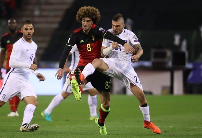 Belgiens Fellaini (L) gegen Griechenlands Stafylidis am 25.März 2017 / AFP PHOTO / Belga / VIRGINIE LEFOUR /