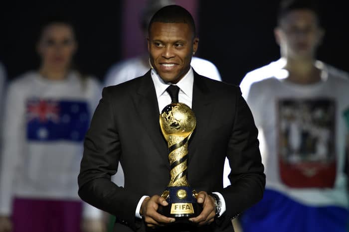 Der Brasilianer Julio Baptista mit der Confederations Cup trophy. AFP PHOTO / Alexander NEMENOV