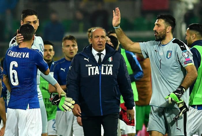 Italiens Torhüter Gianluigi Buffon (R) feiert sein 1.000 Pflichtpsiel - Italiens coach Giampiero Ventura ist zufrieden mit dem 2:0 Sieg gegen Albanien in der WM 2018 Qualifikation(C) / AFP PHOTO / ALBERTO PIZZOLI