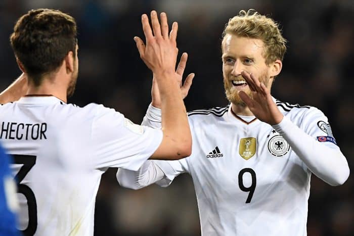 Andre Schürrle und Jonas Hector jubeln beim 4:1 in Baku gegen Aserbaidschan am 21.März 2017 / AFP PHOTO / Kirill KUDRYAVTSEV