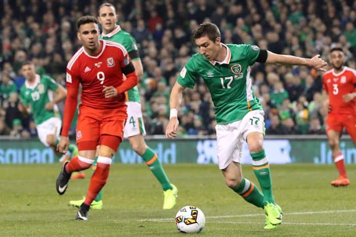Irlands Stephen Ward und Wales' Stürmer Hal Robson-Kanu beim WM-Quali-Spiel / AFP PHOTO / Paul FAITH
