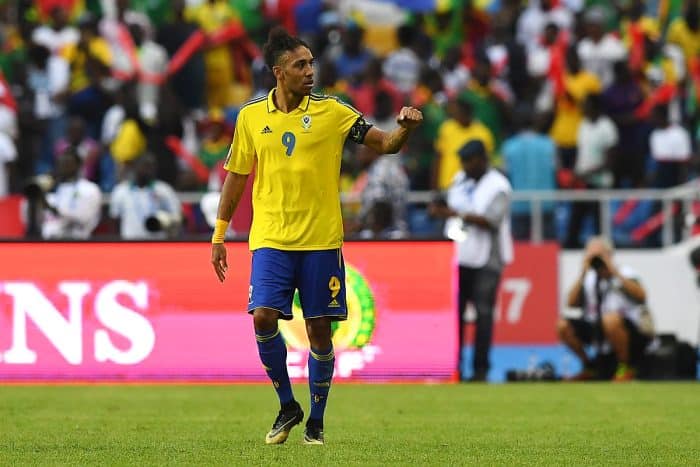 Adidas-Trikot: Gabun's Stürmer Pierre-Emerick Aubameyang beim 1.Spiel gegen Guinea-Bissau in Libreville am 14.Januar 2017. / AFP PHOTO / GABRIEL BOUYS