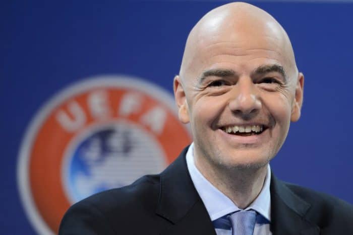 UEFA Generalsekretär Gianni Infantino erhöht die Teilnehmer von 32 auf 48 bei der WM 2026. / AFP / FABRICE COFFRINI