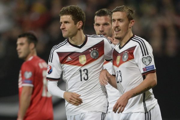 Müller und Kruse im WM Trikot 2014 nach dem Titel mit dem 4.Stern und dem FIFA Badge (Foto AFP)