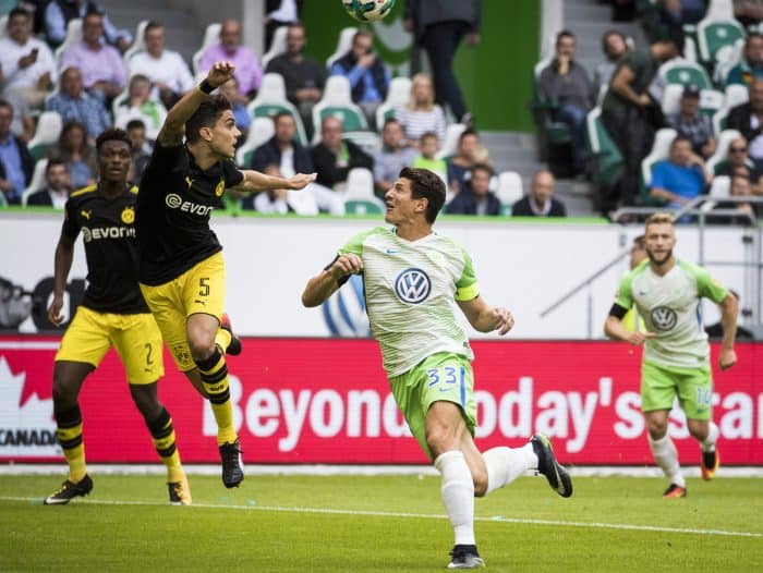 Dortmund´s Marc Bartra gegen Wolfsburg's Mario Gomez (2nd,R) am 19. August 2017. / AFP PHOTO / Odd ANDERSEN